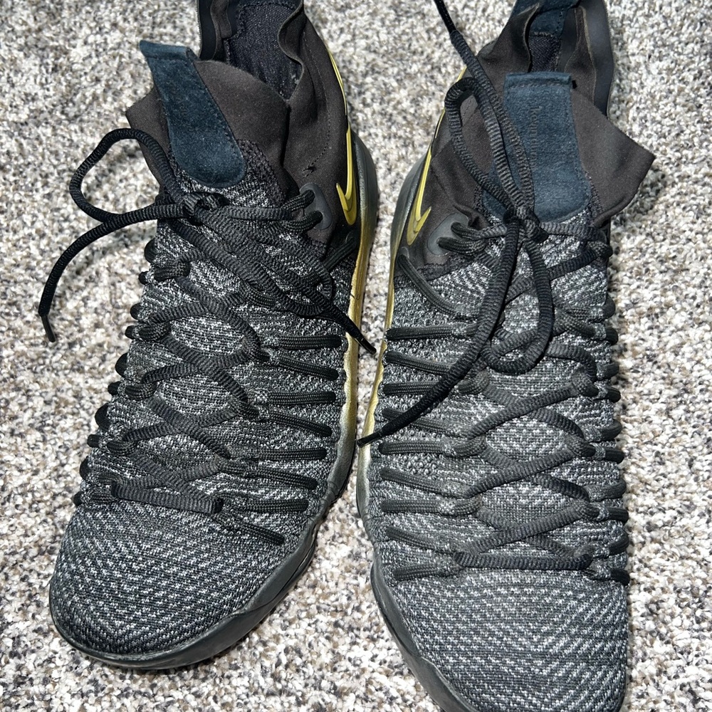 Nike Men's Black and Yellow Athletic Shoes
